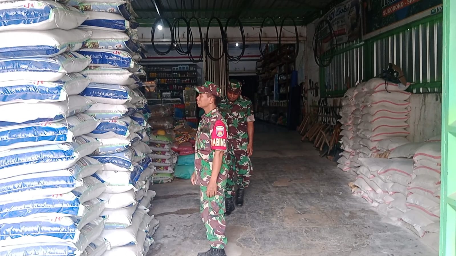 Babinsa Pantau Cadangan Pupuk Bersubsidi, Pastikan Kebutuhan Petani Terpenuhi