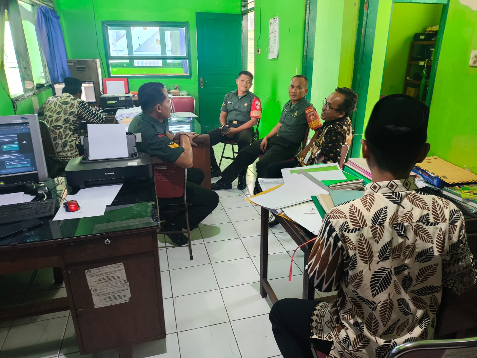 Babinsa Himbau Aktifkan Ronda Malam, Jalin Keakraban dengan Tokoh Masyarakat