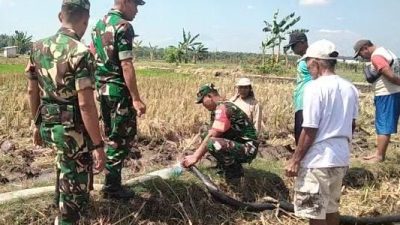 Babinsa Berperan Aktif, Mengawasi Aliran Irigasi Pertanian dari IRPOM