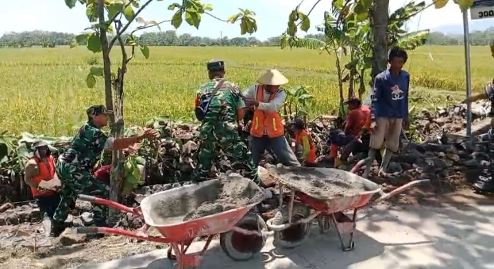 Babinsa Bersama Warga Kerja Bakti Bangun Talud Irigasi, Dukung Kelancaran Pengairan Sawah Babinsa Bersama Warga Kerja Bakti Bangun Talud Irigasi, Dukung Kelancaran Pengairan Sawah