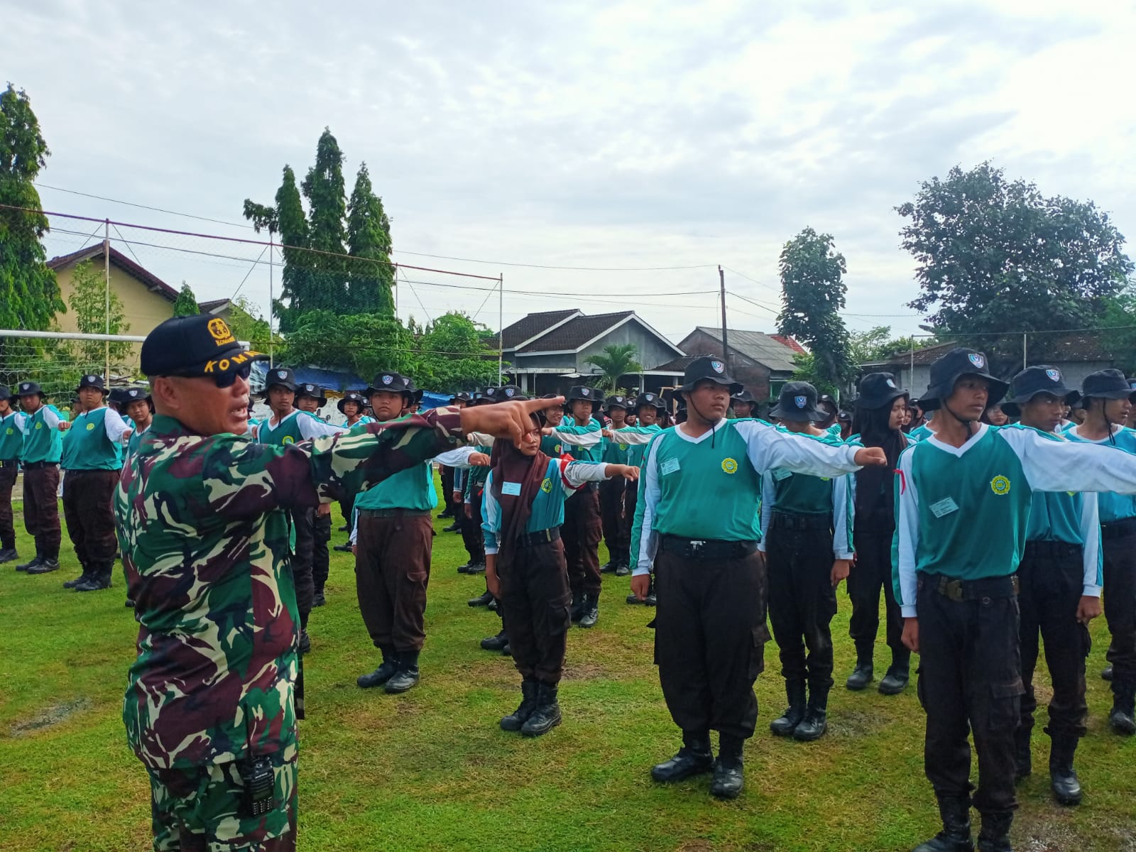 Babinsa Turun Tangan, Tanamkan Disiplin dan Nasionalisme Lewat Tata Upacara Sekolah Babinsa Turun Tangan, Tanamkan Disiplin dan Nasionalisme Lewat Tata Upacara Sekolah