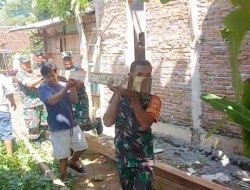 Babinsa Kerja Bakti Bangun Rumah Warga, Wujudkan Kepedulian dan Perhatian Babinsa Kerja Bakti Bangun Rumah Warga, Wujudkan Kepedulian dan Perhatian