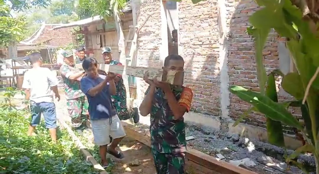 Babinsa Kerja Bakti Bangun Rumah Warga, Wujudkan Kepedulian dan Perhatian Babinsa Kerja Bakti Bangun Rumah Warga, Wujudkan Kepedulian dan Perhatian