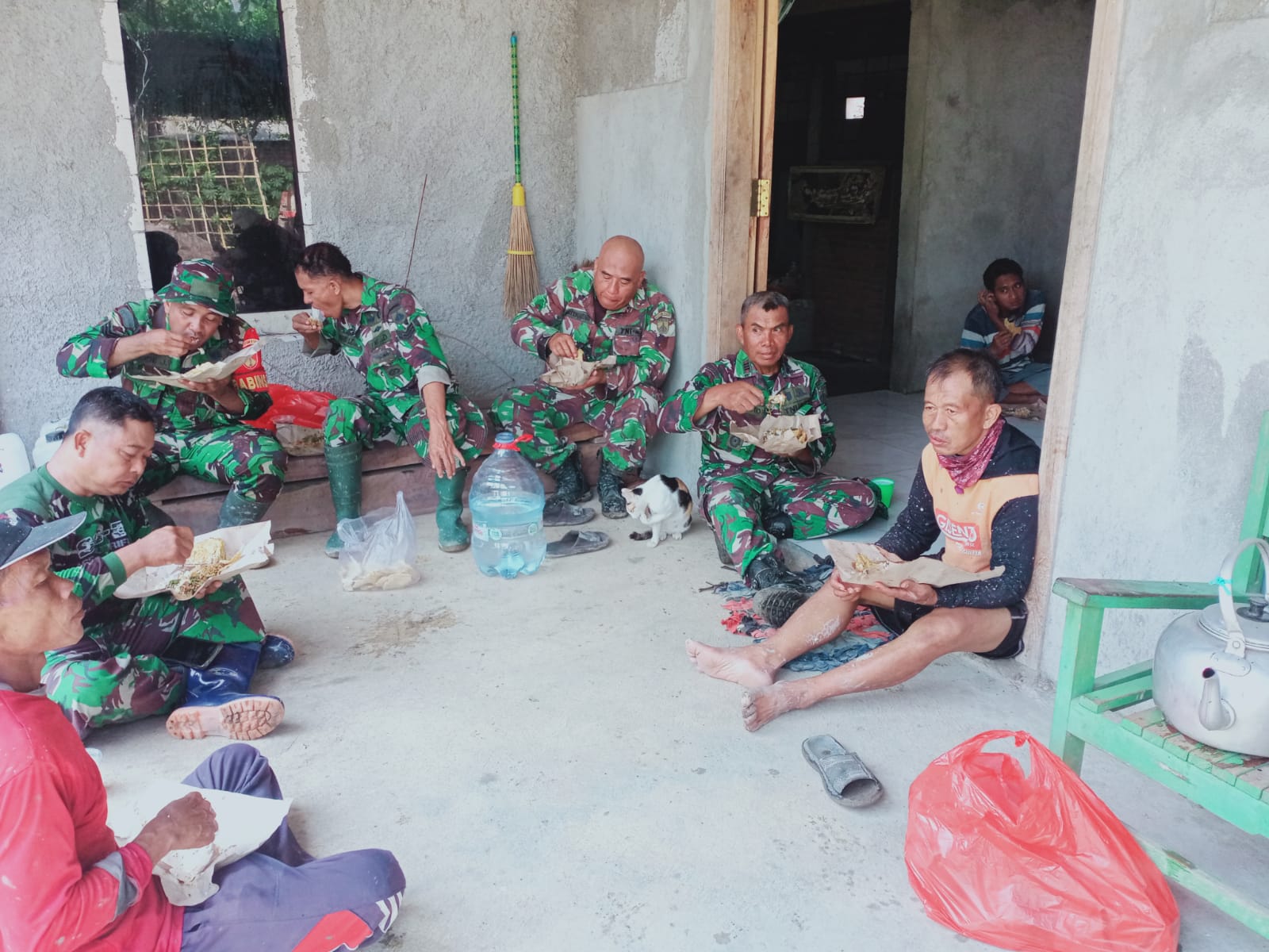 Koramil Jenar Ikut Nimbrung Makan Bersama Warga, Sampaikan Imbauan Jaga Keselamatan Saat Bekerja Koramil Jenar Ikut Nimbrung Makan Bersama Warga, Sampaikan Imbauan Jaga Keselamatan Saat Bekerja