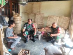 Babinsa Kunjungi Pelaku Usaha Kerajinan dari Bambu, Dukung Kreativitas dan Kemandirian Warga Babinsa Kunjungi Pelaku Usaha Kerajinan dari Bambu, Dukung Kreativitas dan Kemandirian Warga