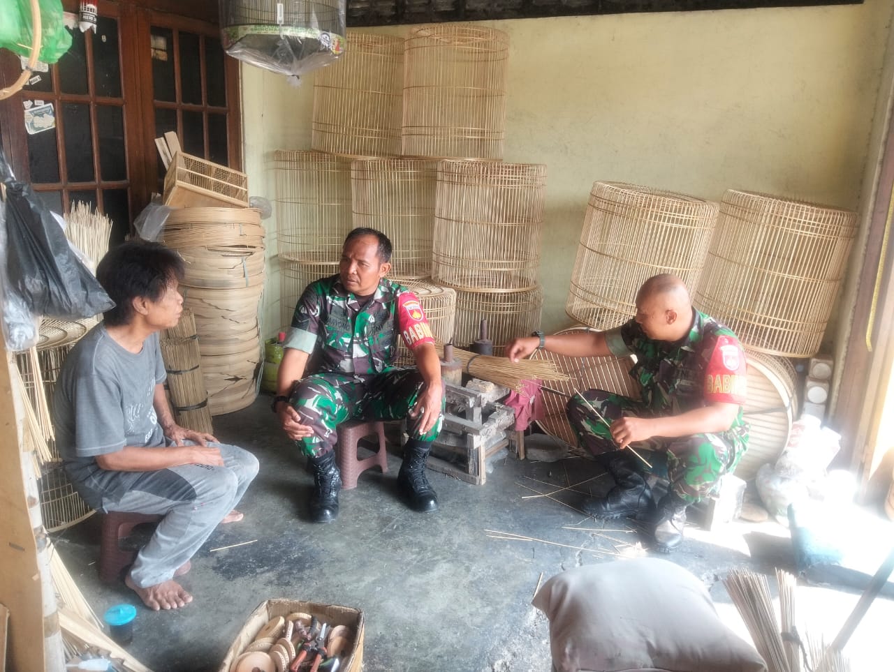 Babinsa Kunjungi Pelaku Usaha Kerajinan dari Bambu, Dukung Kreativitas dan Kemandirian Warga Babinsa Kunjungi Pelaku Usaha Kerajinan dari Bambu, Dukung Kreativitas dan Kemandirian Warga