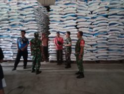Babinsa Datangi Gudang Pupuk, Cegah Terjadinya Penyelewengan di Wilayah Babinsa Datangi Gudang Pupuk, Cegah Terjadinya Penyelewengan di Wilayah