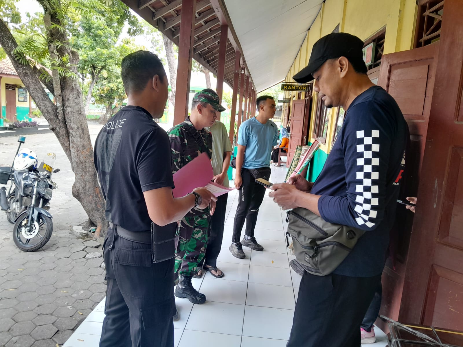 Babinsa Datangi Sekolah Dasar, Lakukan Pendataan Siswa di Wilayah Binaan Babinsa Datangi Sekolah Dasar, Lakukan Pendataan Siswa di Wilayah Binaan