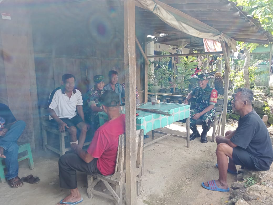 Babinsa Bersama Warga Kumpul Bahas Keamanan dan Kebersihan Lingkungan Babinsa Bersama Warga Kumpul Bahas Keamanan dan Kebersihan Lingkungan