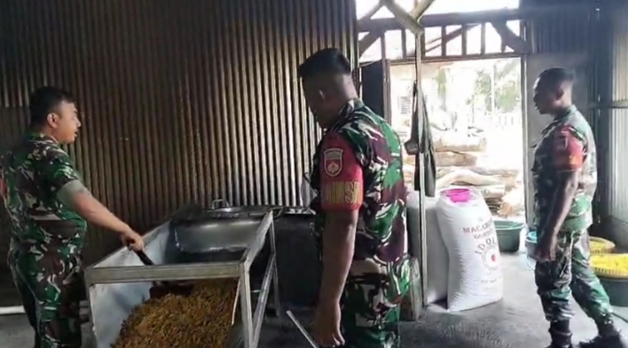 Babinsa Kunjungi UMKM Pembuatan Makaroni, Ingatkan Pentingnya Kebersihan dan Kualitas Produk Babinsa Kunjungi UMKM Pembuatan Makaroni, Ingatkan Pentingnya Kebersihan dan Kualitas Produk