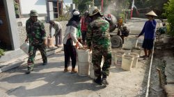 Babinsa Turun Tangan Dalam Pengecoran Jalan, Wujud Kepedulian Terhadap Pembangunan Desa Babinsa Turun Tangan Dalam Pengecoran Jalan, Wujud Kepedulian Terhadap Pembangunan Desa