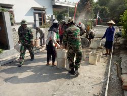 Babinsa Turun Tangan Dalam Pengecoran Jalan, Wujud Kepedulian Terhadap Pembangunan Desa