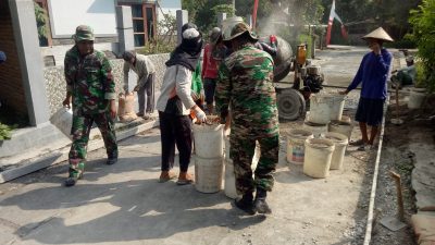 Babinsa Turun Tangan Dalam Pengecoran Jalan, Wujud Kepedulian Terhadap Pembangunan Desa Babinsa Turun Tangan Dalam Pengecoran Jalan, Wujud Kepedulian Terhadap Pembangunan Desa