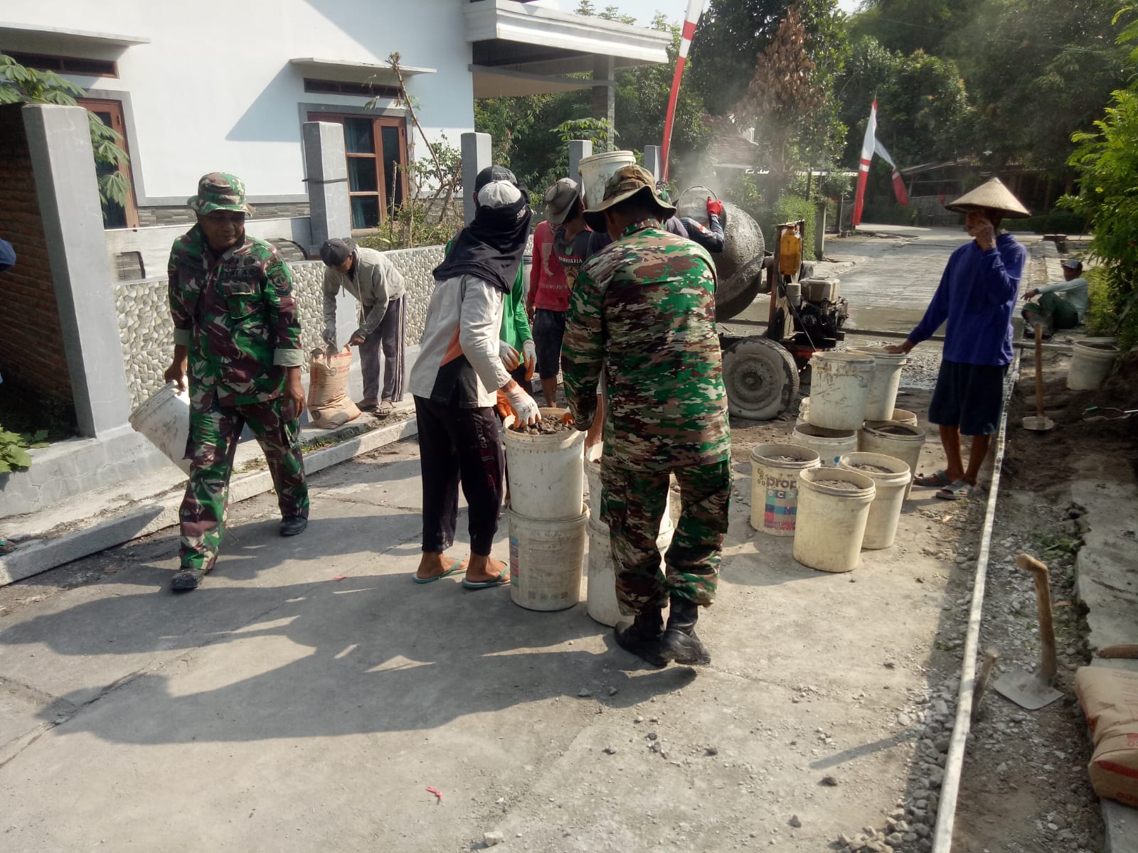 Babinsa Turun Tangan Dalam Pengecoran Jalan, Wujud Kepedulian Terhadap Pembangunan Desa Babinsa Turun Tangan Dalam Pengecoran Jalan, Wujud Kepedulian Terhadap Pembangunan Desa