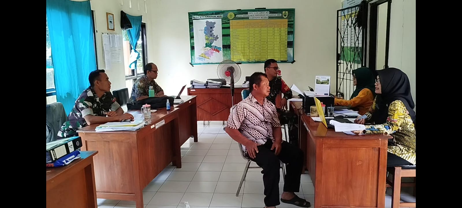 Babinsa Berkoordinasi dengan PPL Hitung Luas Hamparan Sawah yang Sudah Panen Babinsa Berkoordinasi dengan PPL Hitung Luas Hamparan Sawah yang Sudah Panen