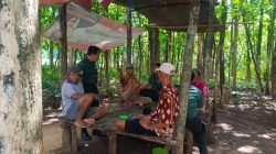 Babinsa Ciptakan Suasana Akrab dengan Lansia Melalui Obrolan Santai Babinsa Ciptakan Suasana Akrab dengan Lansia Melalui Obrolan Santai