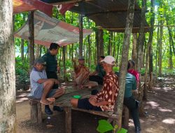 Babinsa Ciptakan Suasana Akrab dengan Lansia Melalui Obrolan Santai