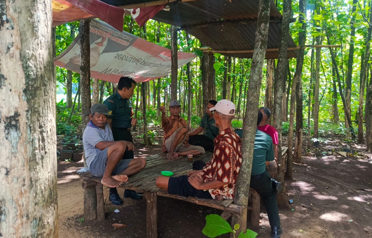Babinsa Ciptakan Suasana Akrab dengan Lansia Melalui Obrolan Santai Babinsa Ciptakan Suasana Akrab dengan Lansia Melalui Obrolan Santai