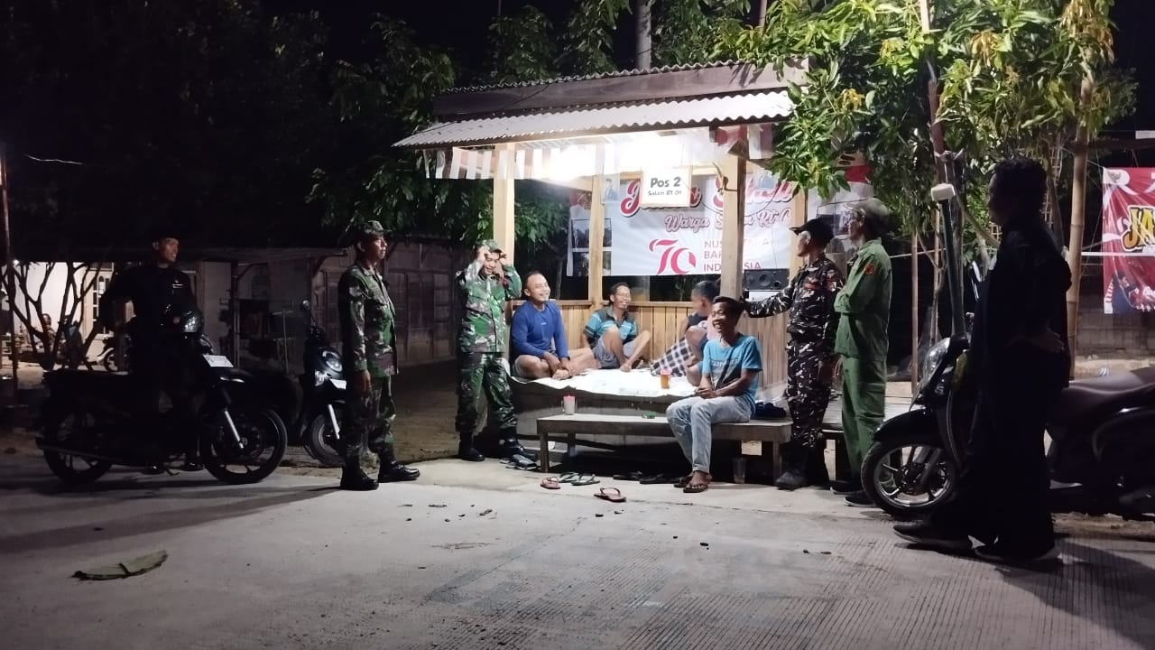 Babinsa Buka Obrolan Santai di Pos Kamling, Ajak Warga Jaga Keamanan Lingkungan Babinsa Buka Obrolan Santai di Pos Kamling, Ajak Warga Jaga Keamanan Lingkungan