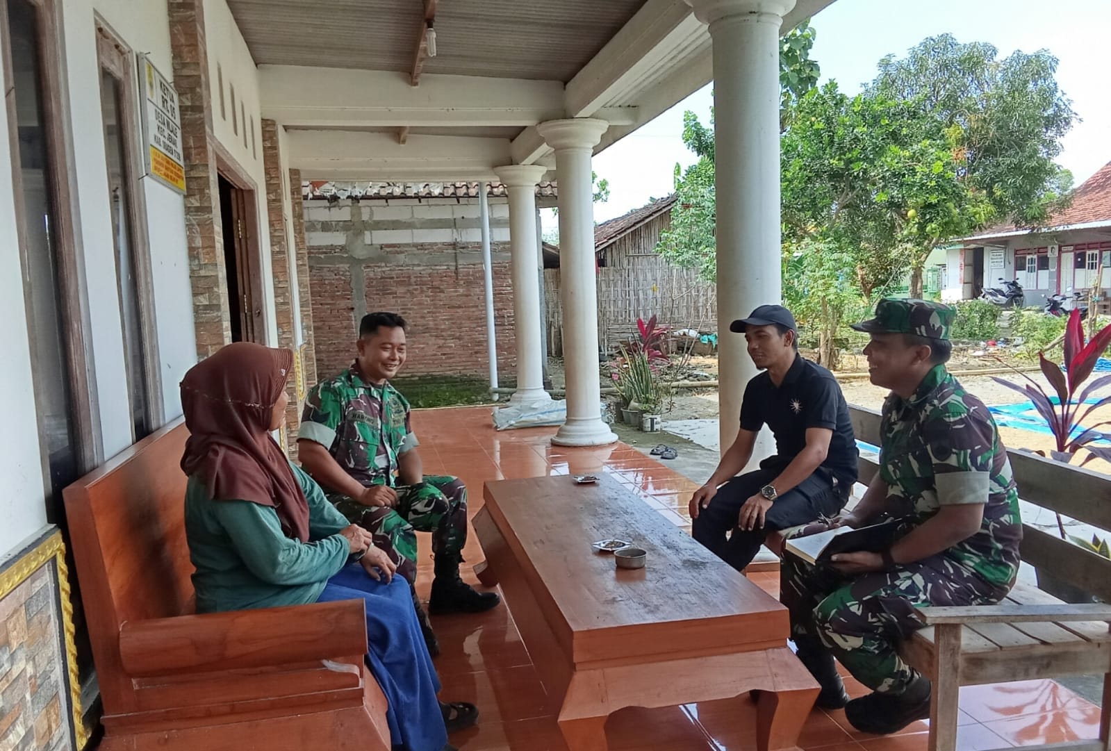 Babinsa Laksanakan Komsos dengan Warga, Tekankan Pendekatan Humanis