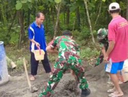 Babinsa Gelar Karya Bakti Pengecoran Jalan, Dorong Kemajuan Ekonomi Warga Babinsa Gelar Karya Bakti Pengecoran Jalan, Dorong Kemajuan Ekonomi Warga