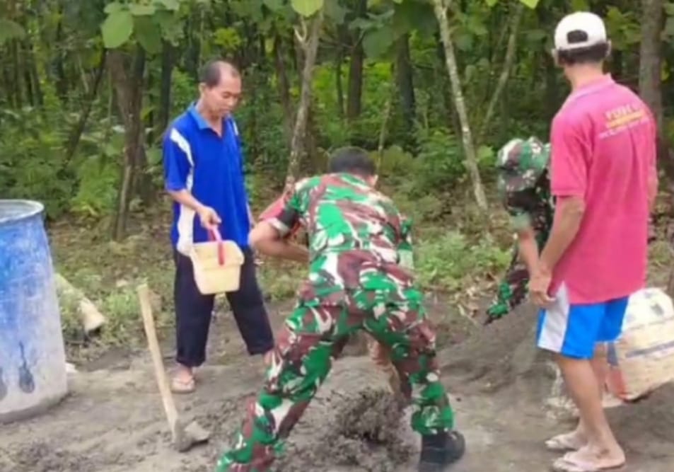 Babinsa Gelar Karya Bakti Pengecoran Jalan, Dorong Kemajuan Ekonomi Warga Babinsa Gelar Karya Bakti Pengecoran Jalan, Dorong Kemajuan Ekonomi Warga