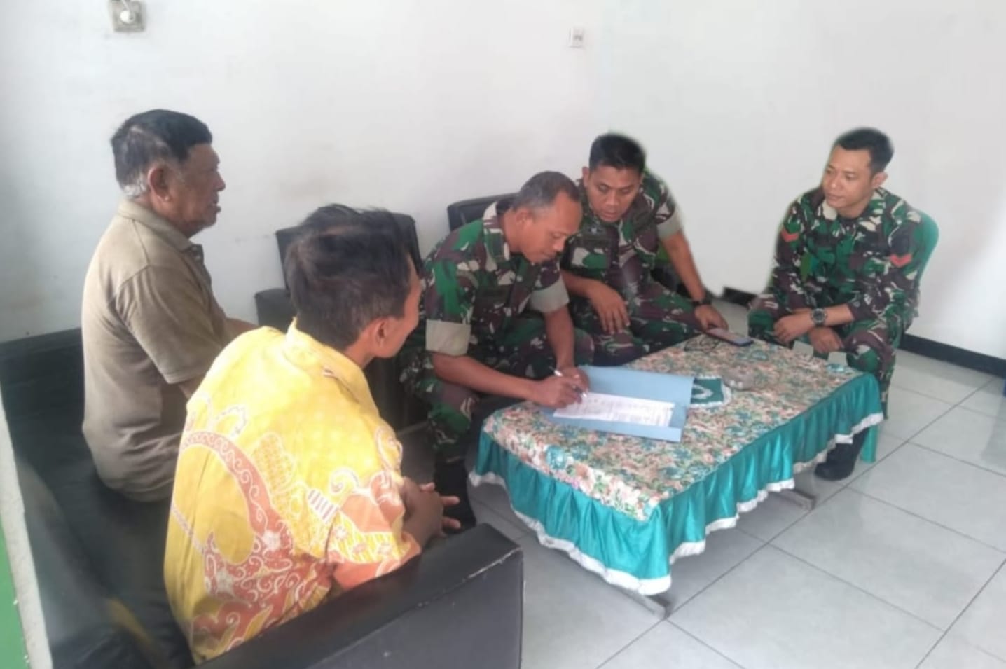 Babinsa Datangi Rumah Warga Satu per Satu, Lakukan Pendataan di Wilayah Binaan Babinsa Datangi Rumah Warga Satu per Satu, Lakukan Pendataan di Wilayah Binaan