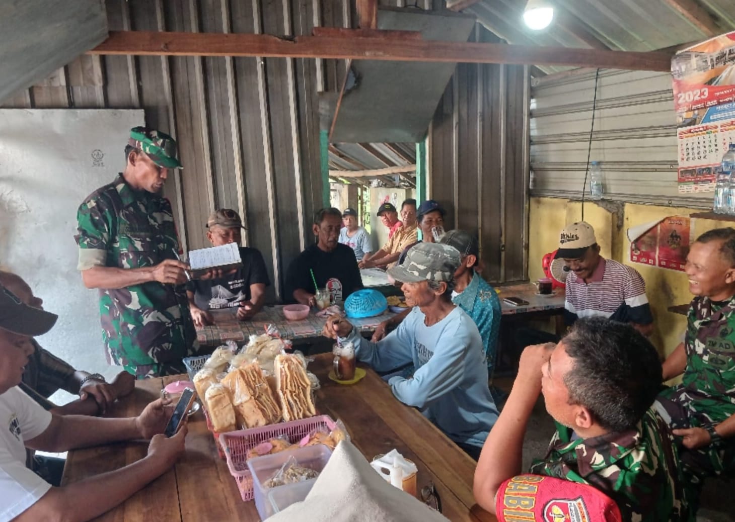 Misdi Hadir di Warung, Sampaikan Himbauan Kamtibmas kepada Warga Misdi Hadir di Warung, Sampaikan Himbauan Kamtibmas kepada Warga