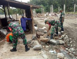 Babinsa Gotong Royong Bersama Warga Bangun Rumah Agar Pekerjaan Cepat Selesai Babinsa Gotong Royong Bersama Warga Bangun Rumah Agar Pekerjaan Cepat Selesai