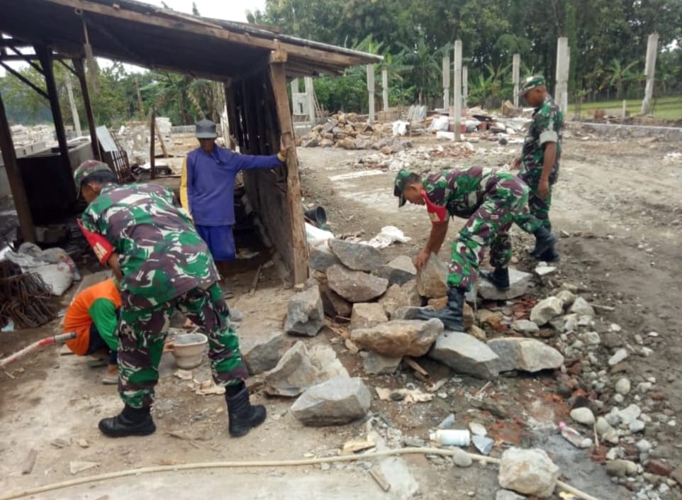 Babinsa Gotong Royong Bersama Warga Bangun Rumah Agar Pekerjaan Cepat Selesai Babinsa Gotong Royong Bersama Warga Bangun Rumah Agar Pekerjaan Cepat Selesai