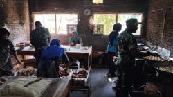 Babinsa Tinjau Usaha Warga Membuat Roti Goreng, Dorong Semangat Wirausaha