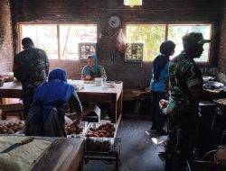 Babinsa Tinjau Usaha Warga Membuat Roti Goreng, Dorong Semangat Wirausaha