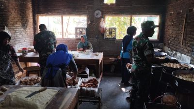 Babinsa Tinjau Usaha Warga Membuat Roti Goreng, Dorong Semangat Wirausaha