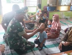 Babinsa Bantu Petugas Puskesmas Tetes Vitamin Balita di Posyandu