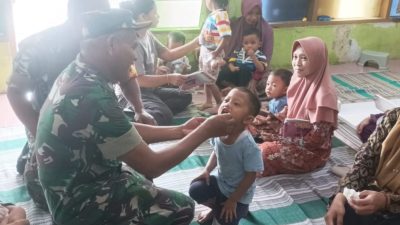 Babinsa Bantu Petugas Puskesmas Tetes Vitamin Balita di Posyandu Babinsa Bantu Petugas Puskesmas Tetes Vitamin Balita di Posyandu