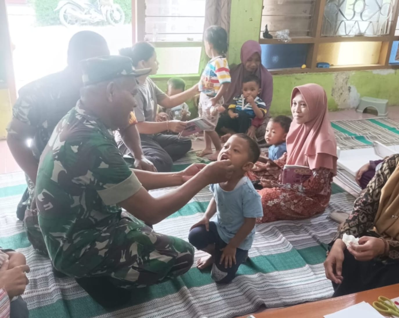 Babinsa Bantu Petugas Puskesmas Tetes Vitamin Balita di Posyandu