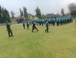 Babinsa Latih PBB Dasar dan Tata Cara Apel kepada Siswa Sekolah Babinsa Latih PBB Dasar dan Tata Cara Apel kepada Siswa Sekolah