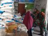 Babinsa Awasi Distribusi Pupuk, Cegah Terjadinya Penyelewengan