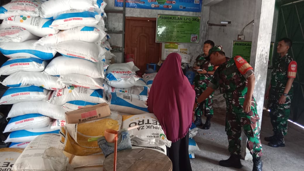 Babinsa Awasi Distribusi Pupuk, Cegah Terjadinya Penyelewengan