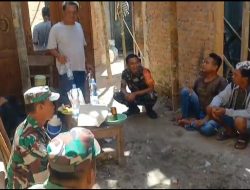 Babinsa Lakukan Komsos Dengan Warga Usai Gotong Royong Bangun Rumah, Pererat Kebersamaan di Desa Babinsa Lakukan Komsos Dengan Warga Usai Gotong Royong Bangun Rumah, Pererat Kebersamaan di Desa