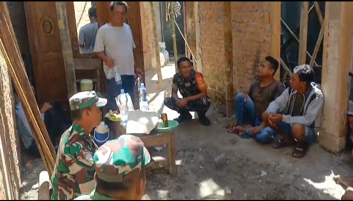 Babinsa Lakukan Komsos Dengan Warga Usai Gotong Royong Bangun Rumah, Pererat Kebersamaan di Desa Babinsa Lakukan Komsos Dengan Warga Usai Gotong Royong Bangun Rumah, Pererat Kebersamaan di Desa