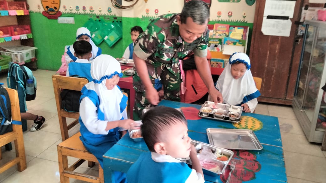 Babinsa Dampingi Pendistribusian Makanan Bergizi Gratis di Sekolah Babinsa Dampingi Pendistribusian Makanan Bergizi Gratis di Sekolah