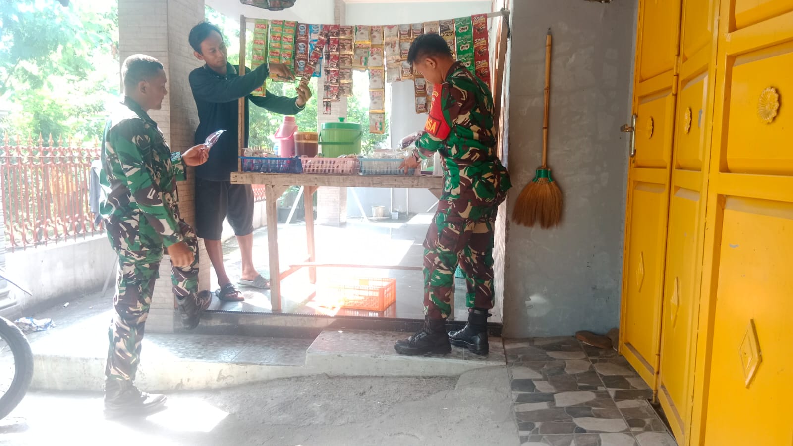 Agus Kunjungi dan  Beri Motivasi Warga yang Membuka Usaha Warung Es di Desa Binaan Agus Kunjungi dan  Beri Motivasi Warga yang Membuka Usaha Warung Es di Desa Binaan