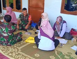 Babinsa Bekerja Sama dengan Bidan Desa di Posyandu Untuk Cek Stunting Babinsa Bekerja Sama dengan Bidan Desa di Posyandu Untuk Cek Stunting