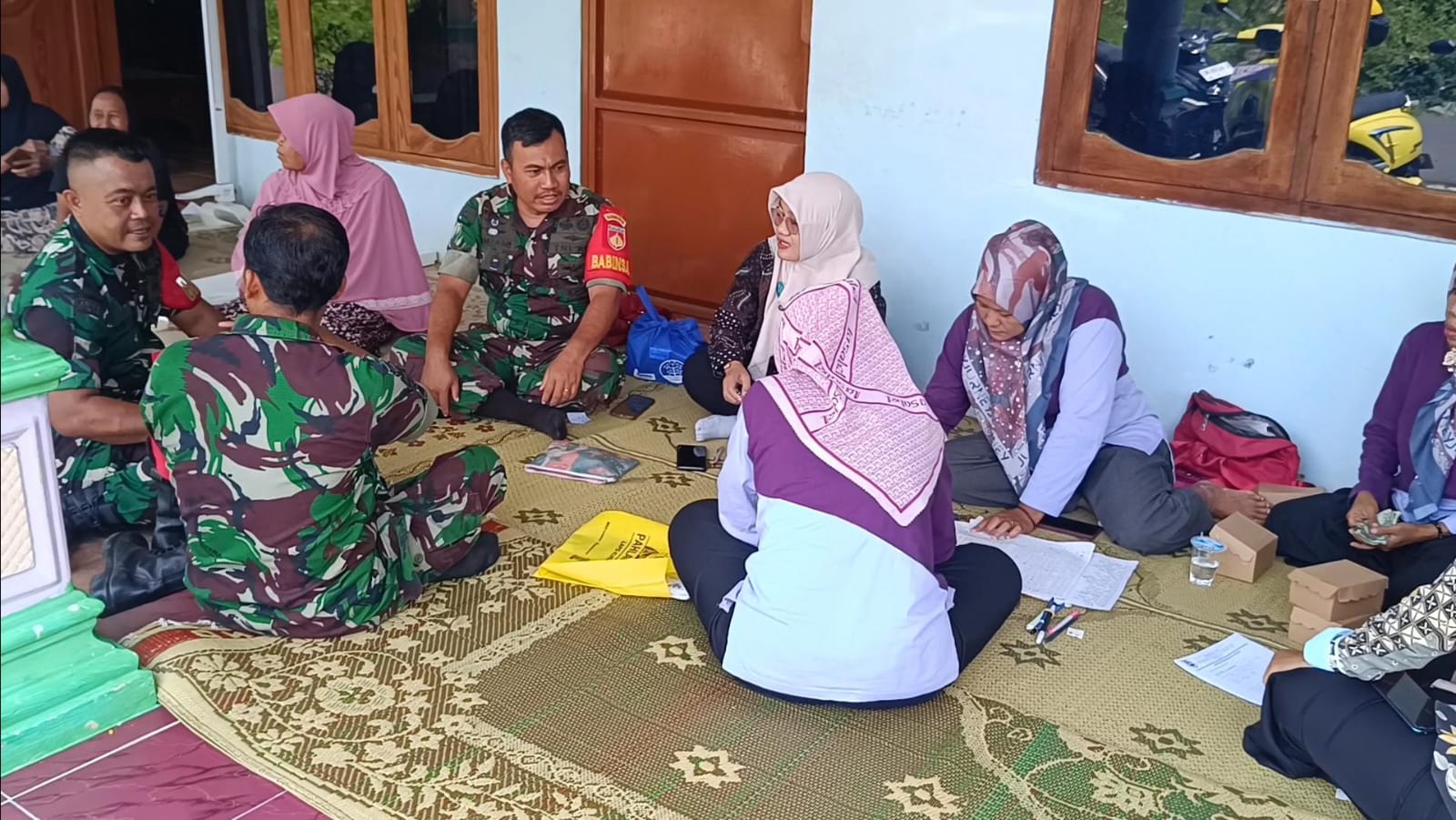 Babinsa Bekerja Sama dengan Bidan Desa di Posyandu Untuk Cek Stunting Babinsa Bekerja Sama dengan Bidan Desa di Posyandu Untuk Cek Stunting