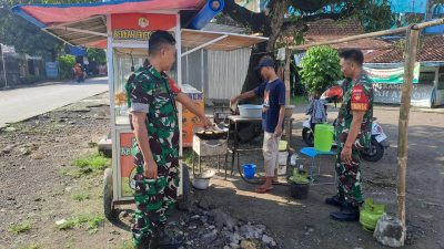 Dengarkan Keluh Kesah Pedagang, Babinsa Tak Segan Terjun Ke Lapangan Kunjungi Pedagang Kaki Lima Dengarkan Keluh Kesah Pedagang, Babinsa Tak Segan Terjun Ke Lapangan Kunjungi Pedagang Kaki Lima