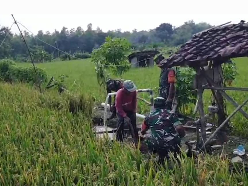 Babinsa Bantu Pemeliharaan Sumur Sibel Milik Petani