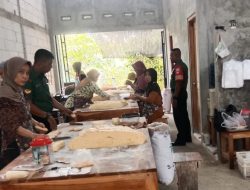 Babinsa Aktif Berkunjung ke Rumah Pelaku UMKM Onde-onde, Wujud Dukungan Pengembangan Usaha Warga