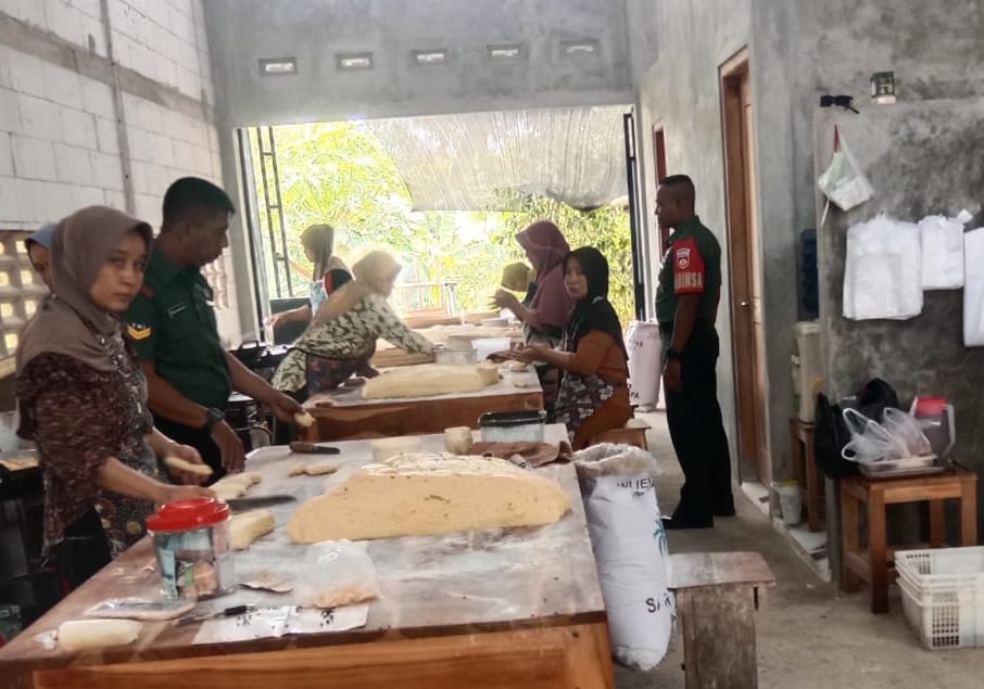 Babinsa Aktif Berkunjung ke Rumah Pelaku UMKM Onde-onde, Wujud Dukungan Pengembangan Usaha Warga