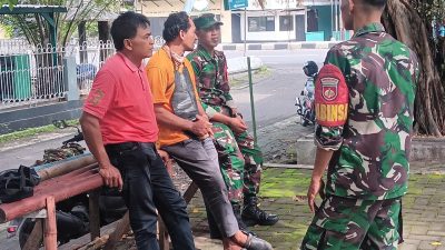 Babinsa Ajak Warga Jaga Kebersihan Lingkungan Di Tengah Musim Penghujan Ekstrem Babinsa Ajak Warga Jaga Kebersihan Lingkungan Di Tengah Musim Penghujan Ekstrem